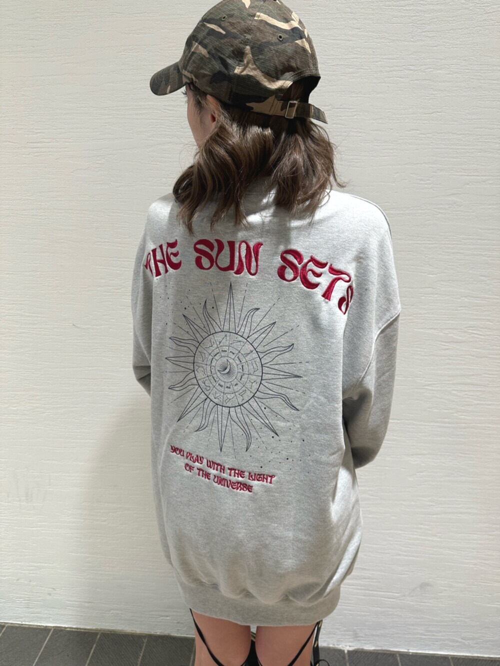 ブラック系のショルダーバッグ、ブラック系のブーツ、グレー系のスウェットを着用したレディースの冬コーディネートの7枚目の写真