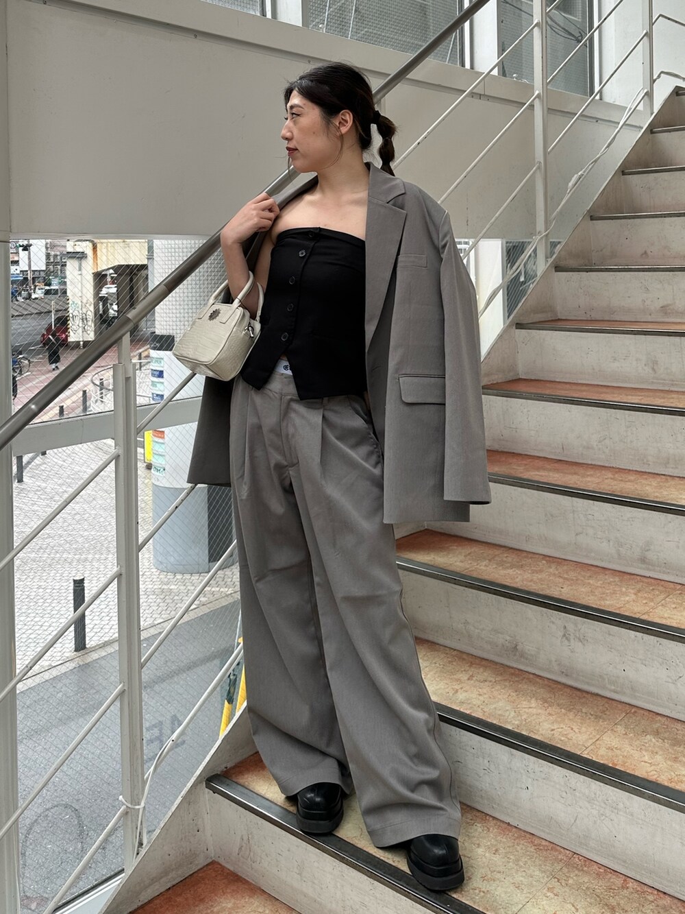 グレー系のその他パンツ、ブラック系のキャミソール、グレー系のテーラードジャケットを着用したレディースの春コーディネートの2枚目の写真