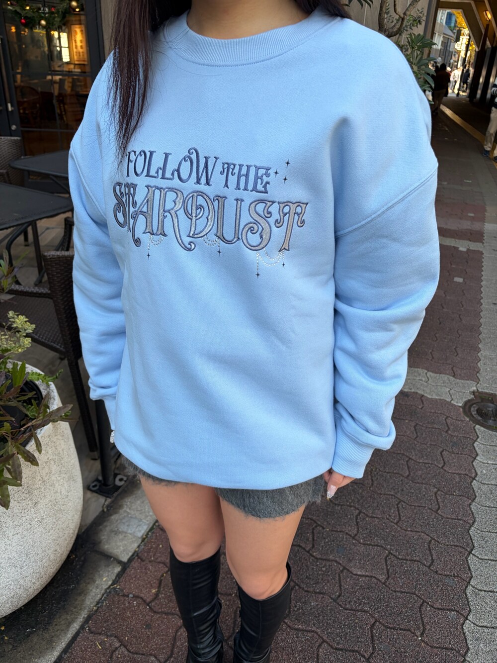 ブラック系のブーツ、ブルー系のスウェット、グレー系のつなぎ/オールインワンを着用したレディースの冬コーディネートの6枚目の写真