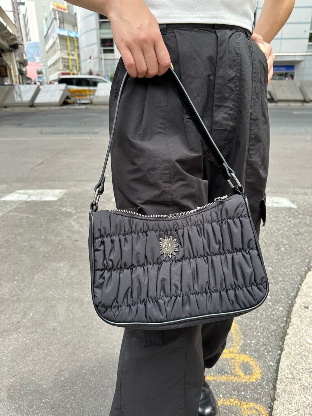 ブラック系のカーゴパンツ、ホワイト系のTシャツ/カットソー、ブラック系のハンドバッグを着用したレディースの夏コーディネートの8枚目の写真