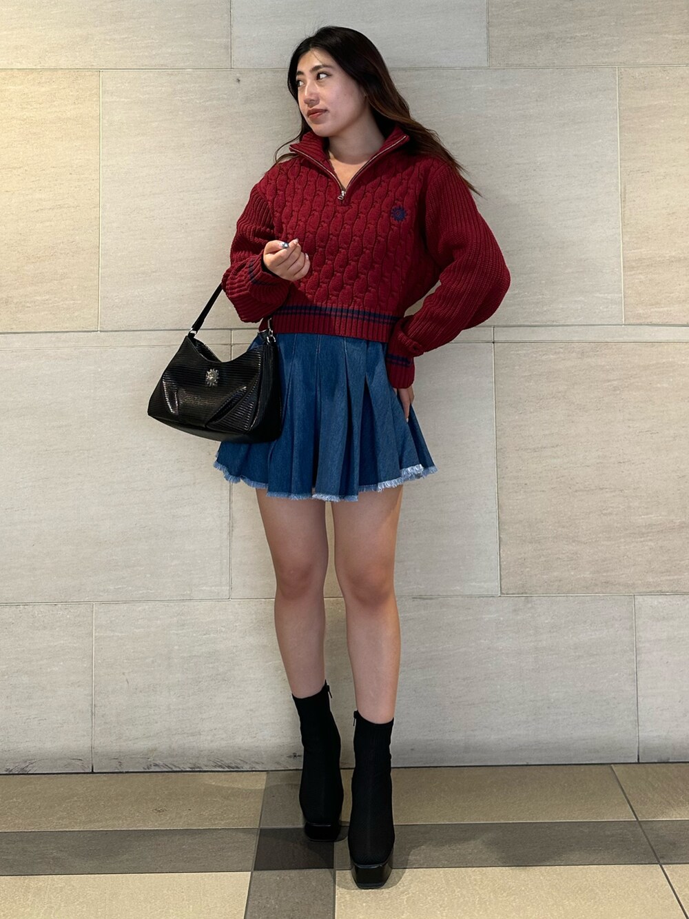 ブルー系のデニムスカート、レッド系のニット/セーター、その他のブーツを着用したレディースの夏コーディネートの2枚目の写真