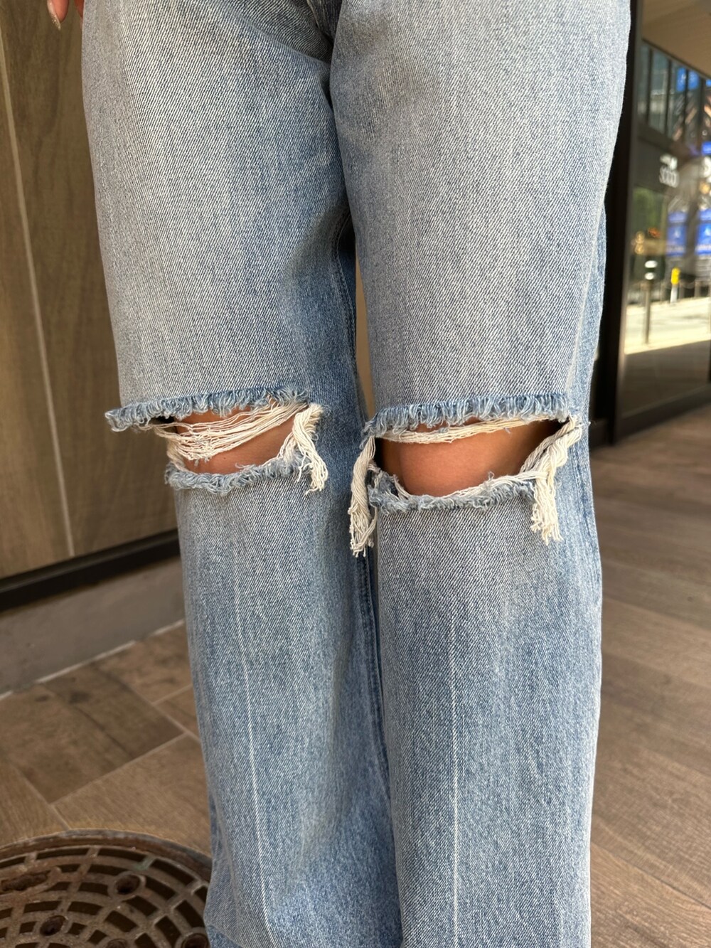 ホワイト系のシャツ/ブラウス、ブラック系のデニムパンツ、ブラック系のサンダルを着用したレディースの夏コーディネートの7枚目の写真