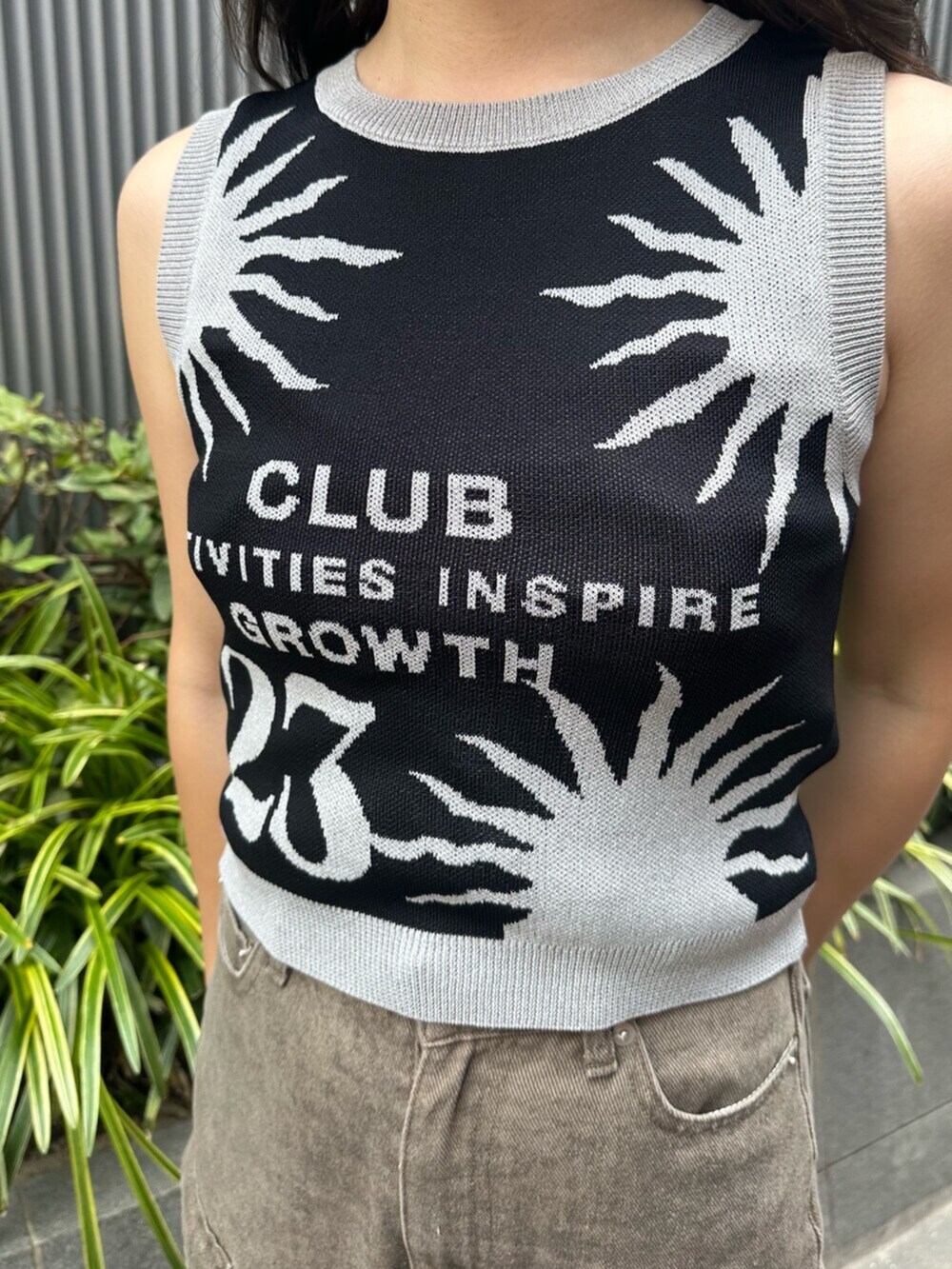 ブラック系のブーツ、ブラウン系のその他パンツ、ブラック系のニット/セーターを着用したレディースの夏コーディネートの5枚目の写真