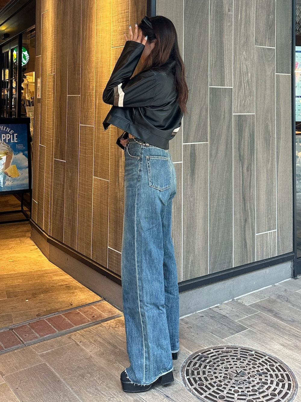 ブルー系のデニムパンツ、その他のブーツ、ブラック系のライダースジャケットを着用したレディースの夏コーディネートの3枚目の写真