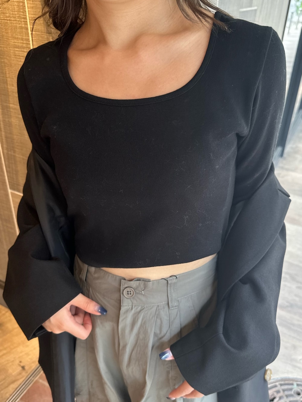 グレー系のカーゴパンツ、ブラック系のTシャツ/カットソー、ブラック系のブーツを着用したレディースの秋コーディネートの6枚目の写真