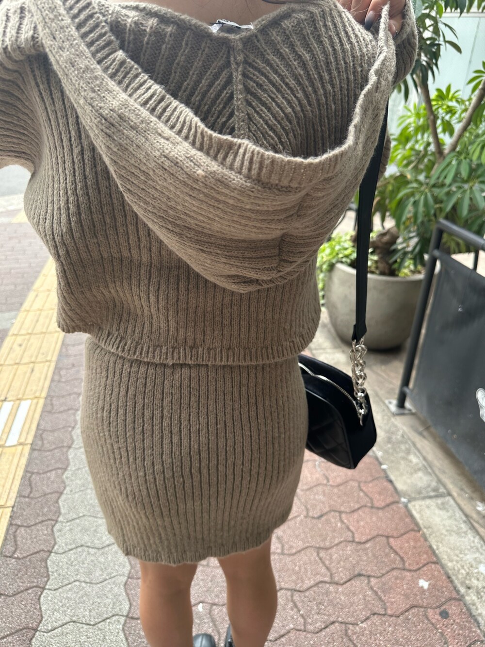 ブラック系のTシャツ/カットソー、ベージュ系のカーディガン/ボレロ、ベージュ系のスカートを着用したレディースの秋コーディネートの6枚目の写真