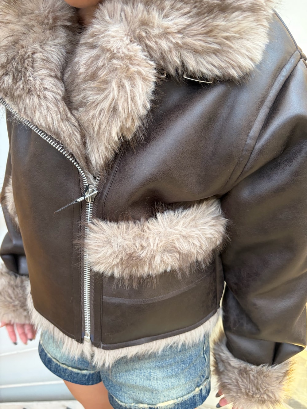 ブルー系のその他パンツ、ブラック系のブーツ、ブラウン系のブルゾンを着用したレディースの秋コーディネートの5枚目の写真