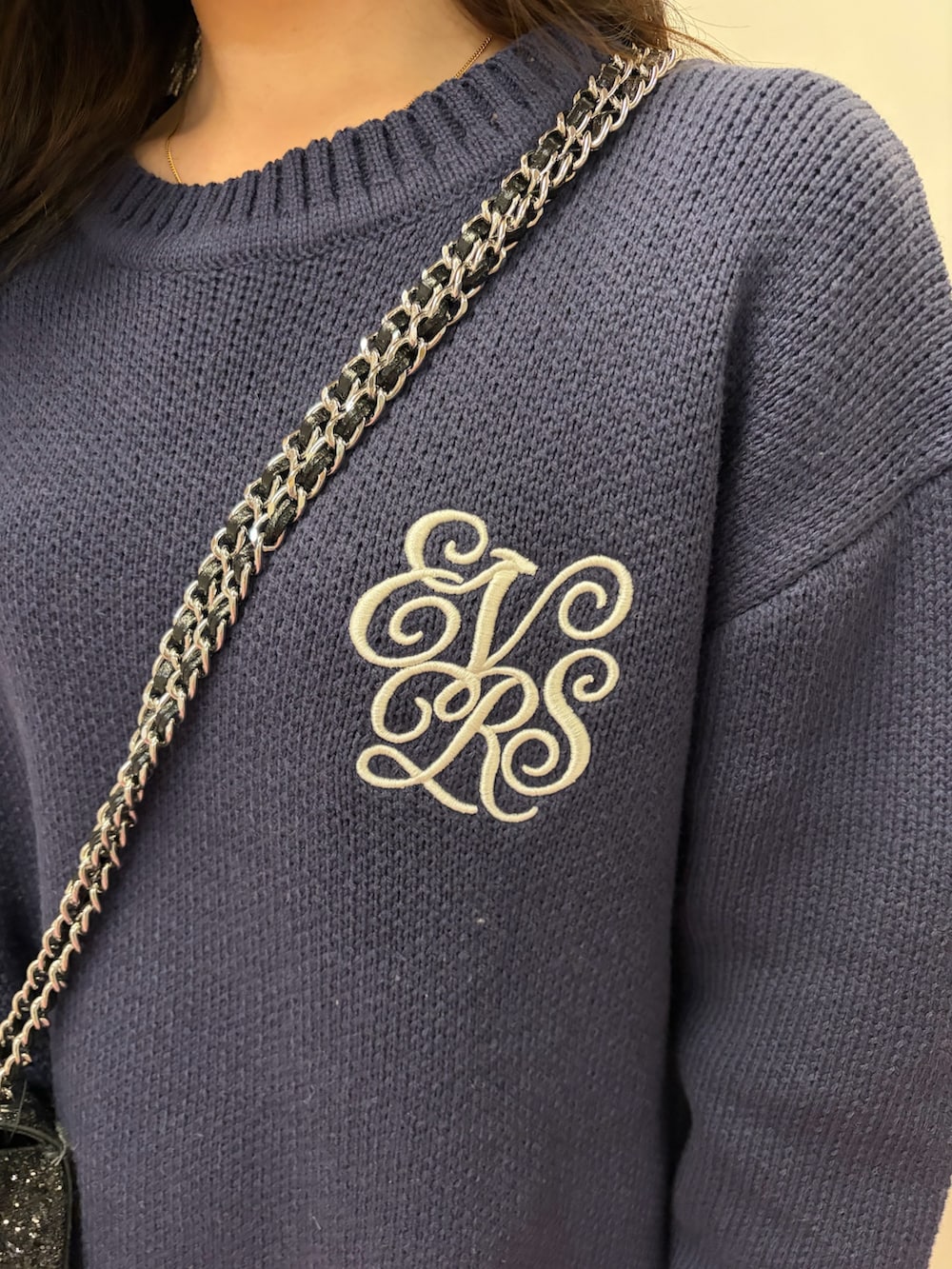 ブラック系のブーツ、ブラック系のショルダーバッグ、ブルー系のニット/セーターを着用したレディースの冬コーディネートの5枚目の写真