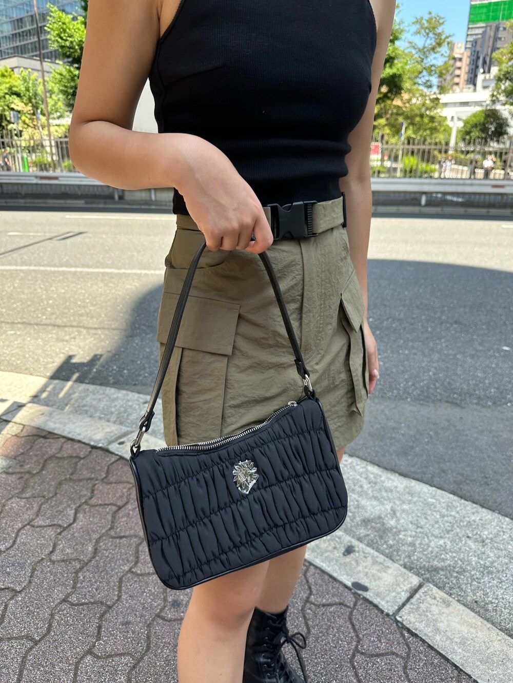 グリーン系のスカート、ブラック系のキャミソール、ブラック系のハンドバッグを着用したレディースの夏コーディネートの8枚目の写真