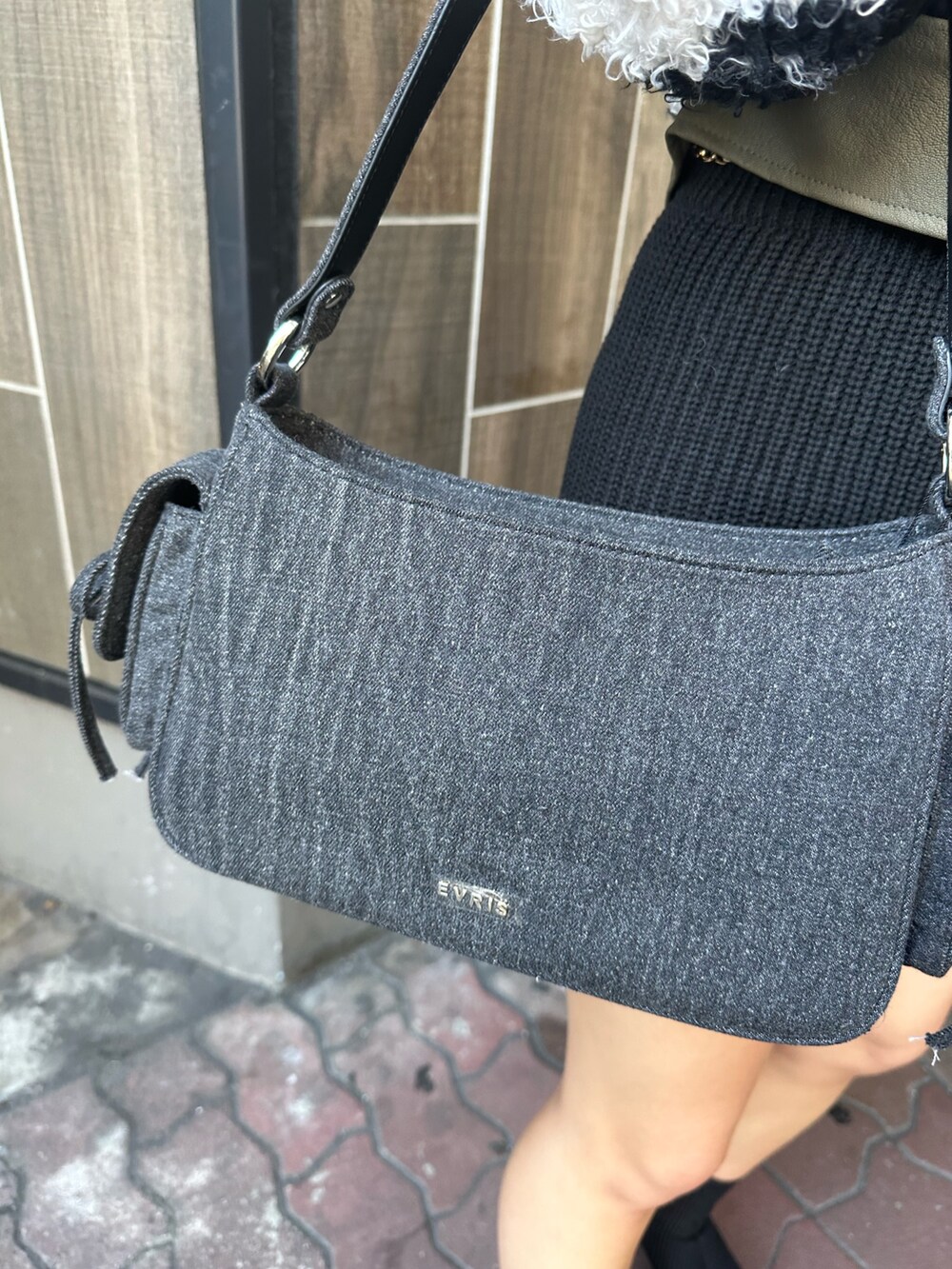 ブラック系のハンドバッグ、その他のブーツ、その他のブルゾンを着用したレディースの秋コーディネートの7枚目の写真