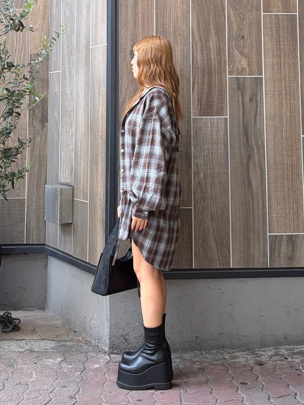 ブラウン系のその他パンツ、ブラウン系のシャツ/ブラウス、ブラック系のブーツを着用したレディースの秋コーディネートの2枚目の写真