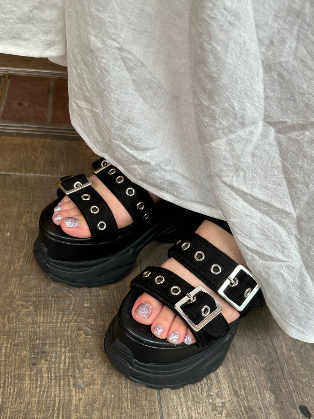 ホワイト系のワンピース、ベージュ系のシャツ/ブラウス、ブラック系のショルダーバッグを着用したレディースの夏コーディネートの7枚目の写真