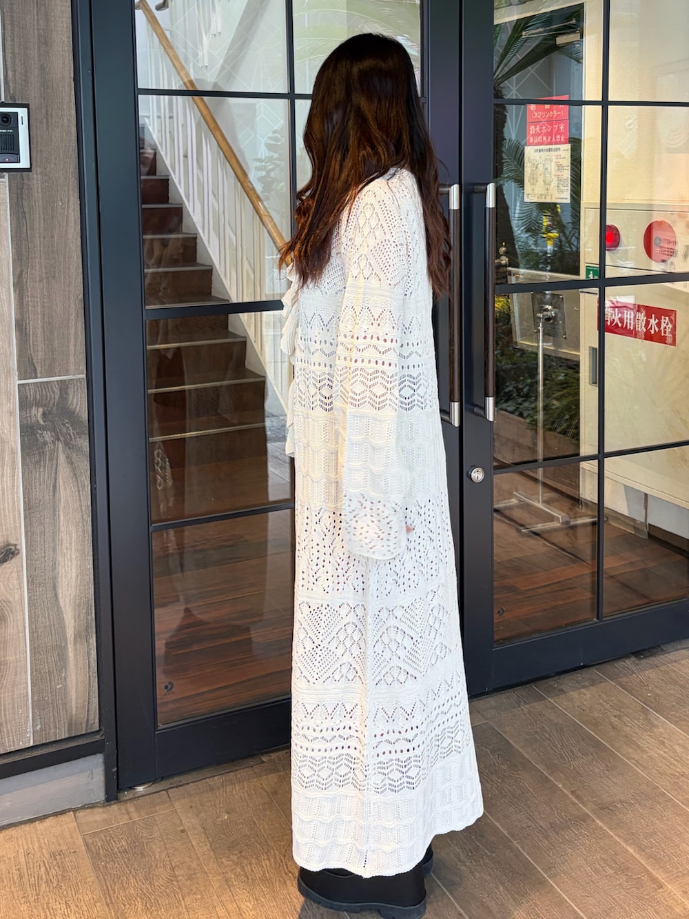 ブラック系のその他パンツ、ブラック系のブーツ、ホワイト系のカーディガン/ボレロを着用したレディースの春コーディネートの3枚目の写真