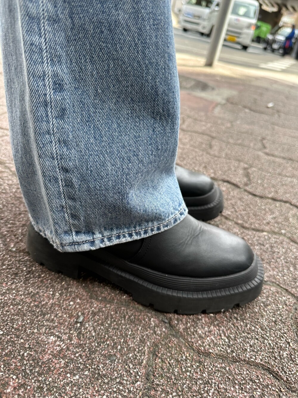 ブルー系のデニムパンツ、ブルー系のデニムジャケット、ホワイト系のTシャツ/カットソーを着用したレディースの冬コーディネートの8枚目の写真