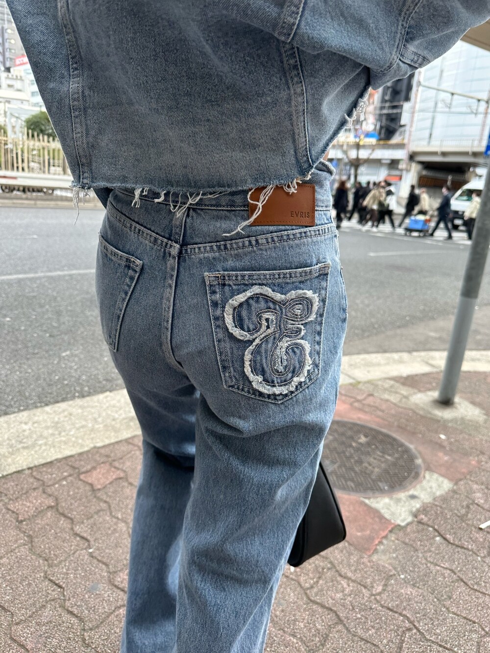 ブルー系のデニムパンツ、ブルー系のデニムジャケット、ホワイト系のTシャツ/カットソーを着用したレディースの冬コーディネートの6枚目の写真