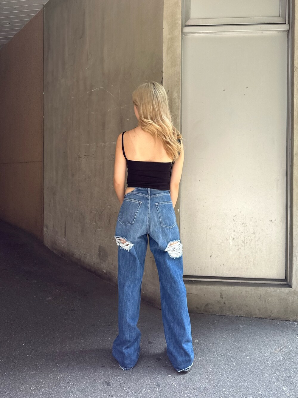 ブルー系のデニムパンツ、ブラック系のショルダーバッグ、グリーン系のシャツ/ブラウスを着用したレディースの夏コーディネートの4枚目の写真