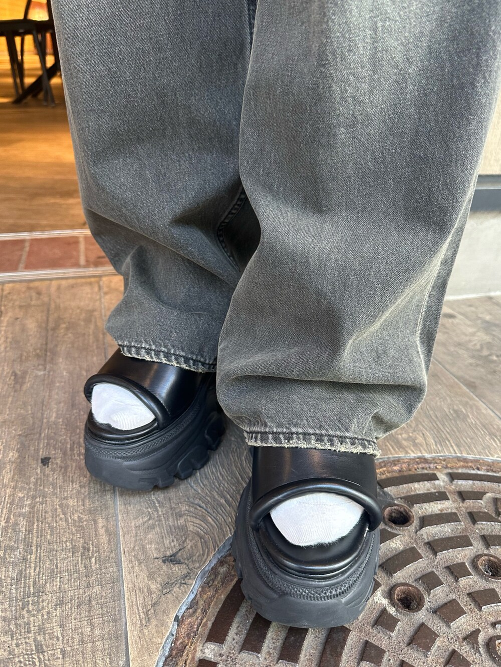 ブラック系のデニムパンツ、ブラック系のキャミソール、ブラック系のサンダルを着用したレディースの夏コーディネートの8枚目の写真
