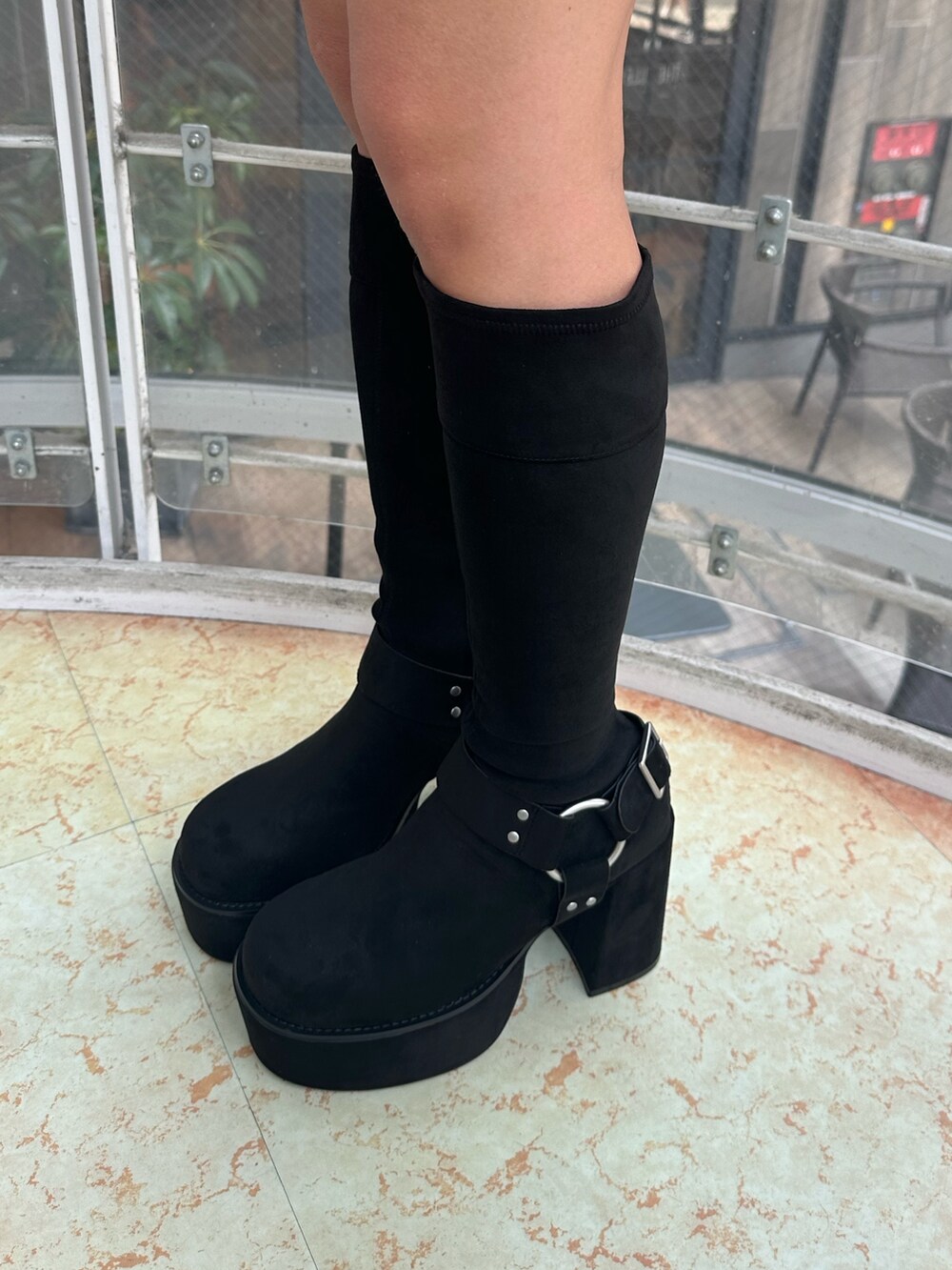 ベージュ系のハンドバッグ、ブラック系のTシャツ/カットソー、ブラック系のブーツを着用したレディースの秋コーディネートの6枚目の写真