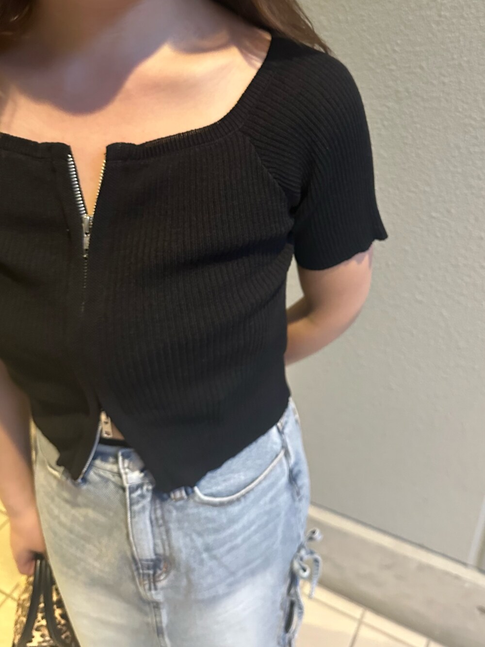 ブルー系のデニムスカート、その他のハンドバッグ、ブラック系のブーツを着用したレディースの春コーディネートの5枚目の写真