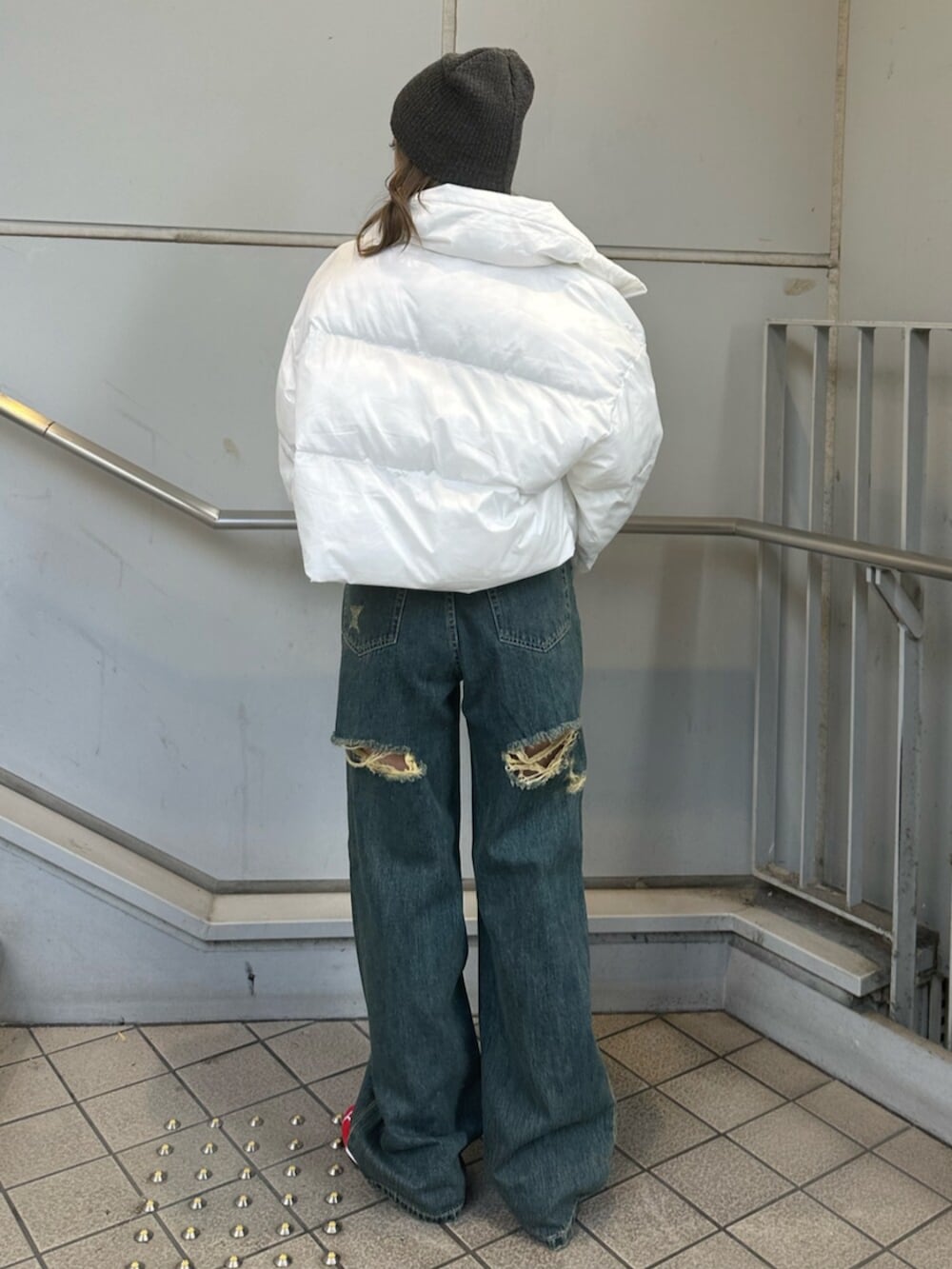 ブルー系のデニムパンツ、ホワイト系のブルゾン、グレー系のTシャツ/カットソーを着用したレディースの冬コーディネートの3枚目の写真