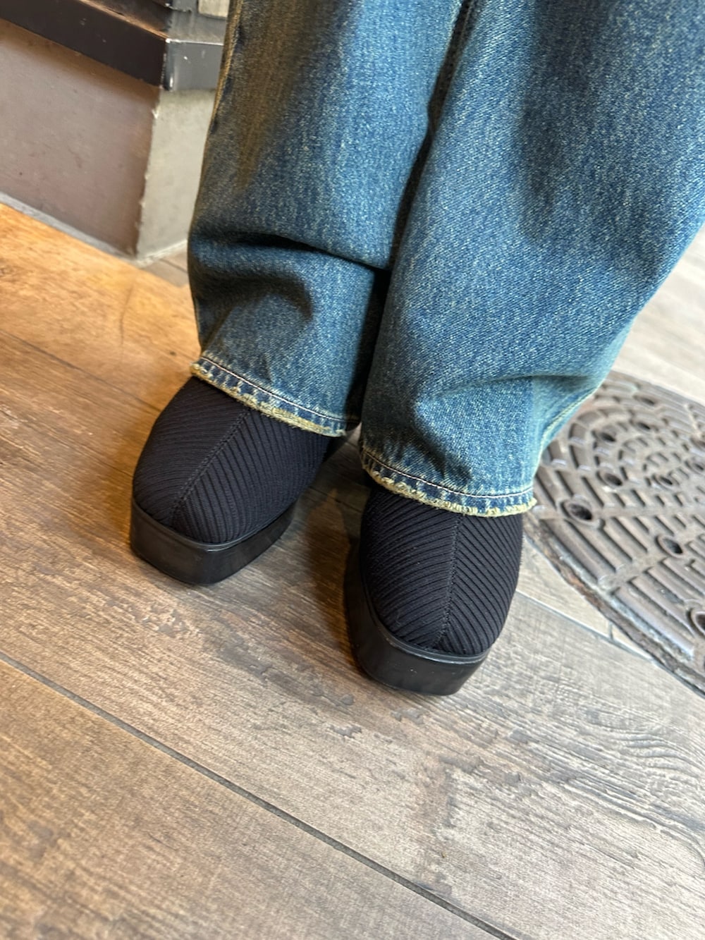 ベージュ系のブルゾン、その他のブーツ、ブルー系のデニムパンツを着用したレディースの冬コーディネートの9枚目の写真