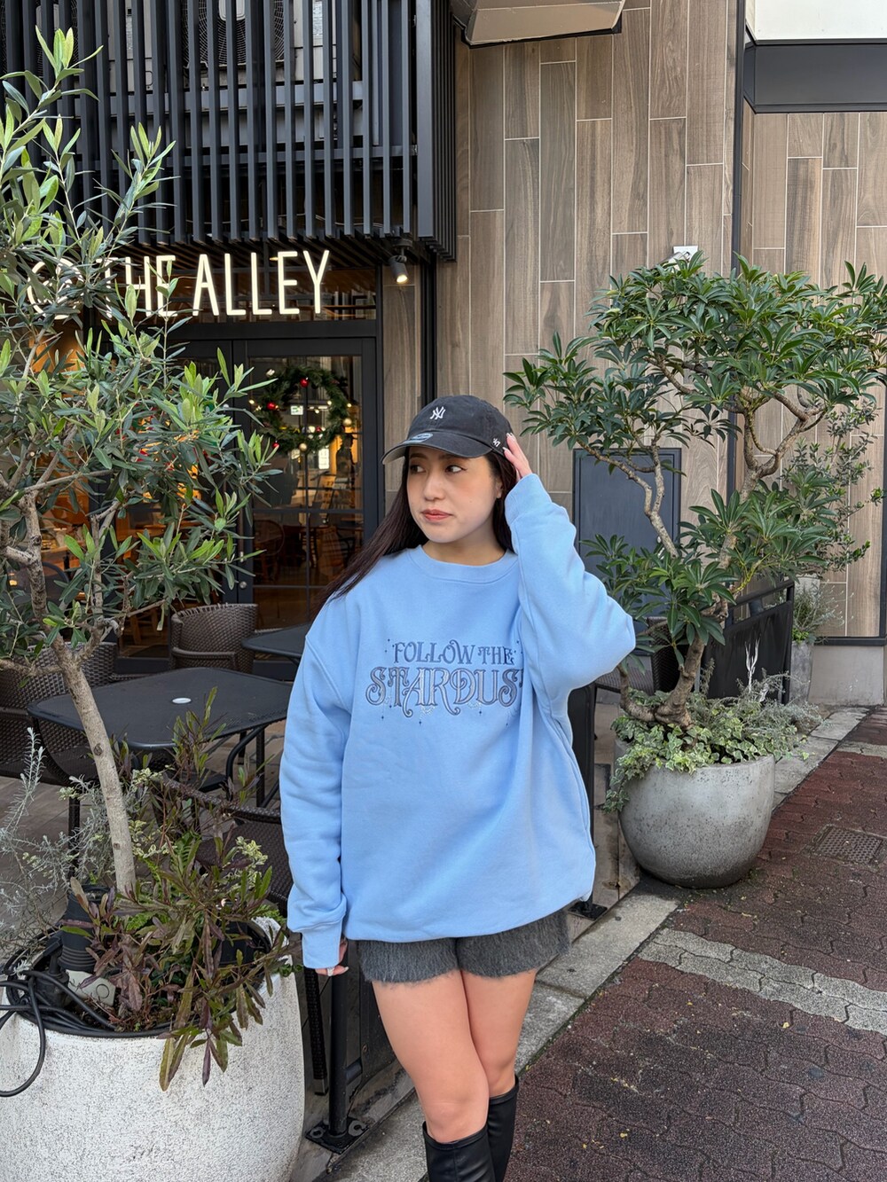 ブラック系のブーツ、ブルー系のスウェット、グレー系のつなぎ/オールインワンを着用したレディースの冬コーディネートの4枚目の写真