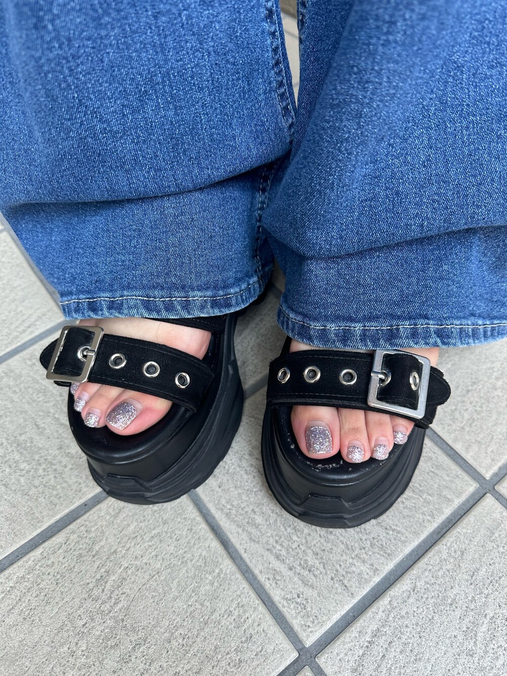 ブルー系のつなぎ/オールインワン、ブラック系のサンダル、ブラック系のショルダーバッグを着用したレディースの夏コーディネートの9枚目の写真