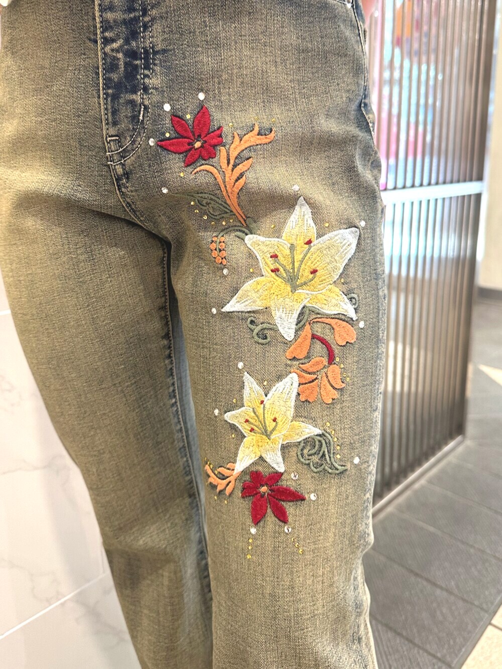 ブラック系のサンダル、ブルー系のデニムパンツ、ブラック系のシャツ/ブラウスを着用したレディースの夏コーディネートの7枚目の写真