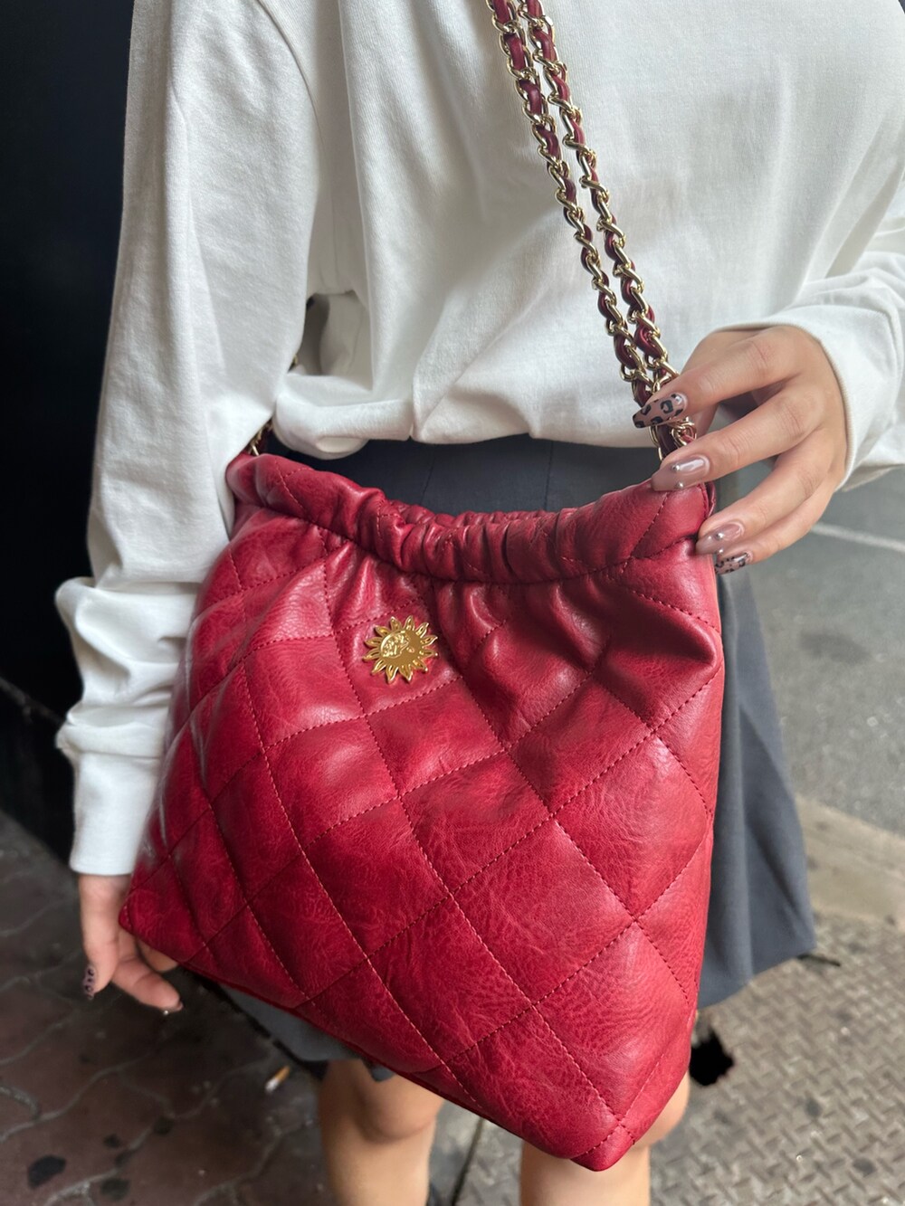 ホワイト系のTシャツ/カットソー、グレー系のスカート、ブラック系のブーツを着用したレディースの秋コーディネートの9枚目の写真