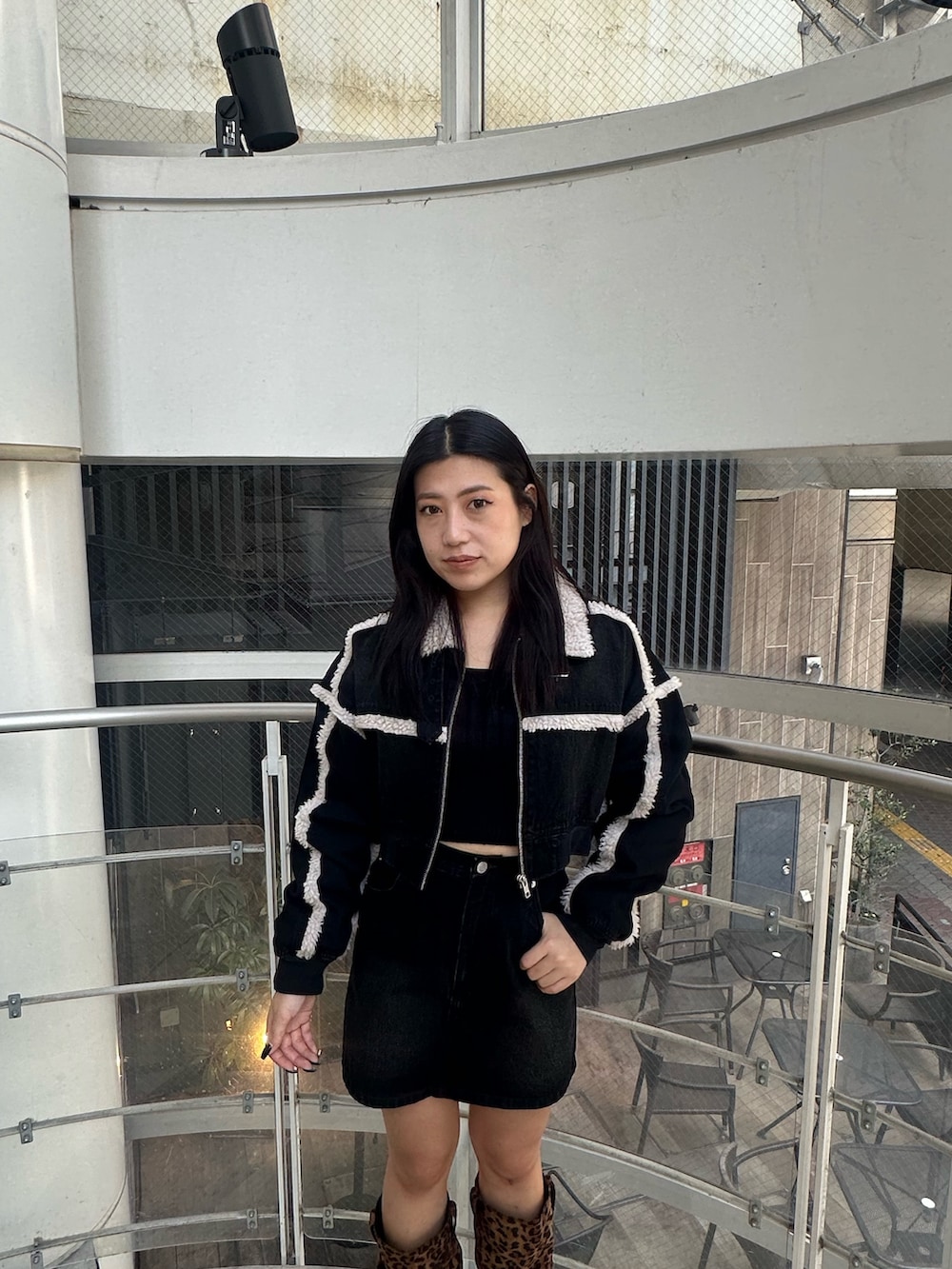 ブラック系のデニムスカート、その他のブーツ、ブラック系のブルゾンを着用したレディースの秋コーディネートの4枚目の写真