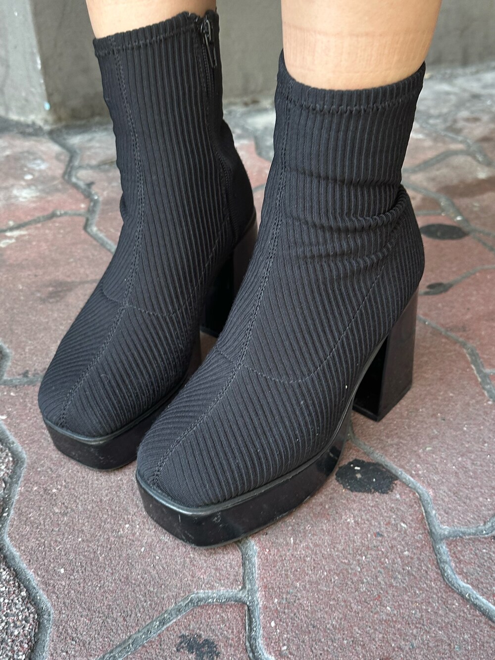 ブラック系のハンドバッグ、その他のブーツ、その他のブルゾンを着用したレディースの秋コーディネートの8枚目の写真