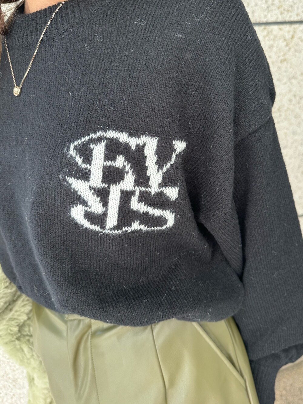 グリーン系のその他パンツ、ブラウン系のムートンコート、ブラック系のブーツを着用したレディースの秋コーディネートの7枚目の写真