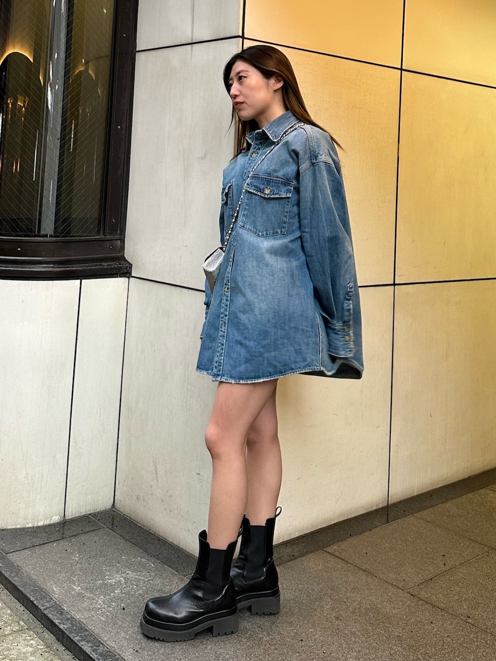 ブルー系のシャツ/ブラウス、ブラック系のその他パンツ、シルバー系のショルダーバッグを着用したレディースの冬コーディネートの2枚目の写真