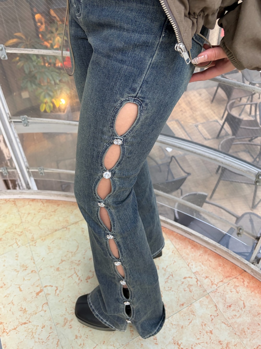 ブルー系のデニムパンツ、ピンク系のニット/セーター、ブラック系のブーツを着用したレディースの冬コーディネートの7枚目の写真