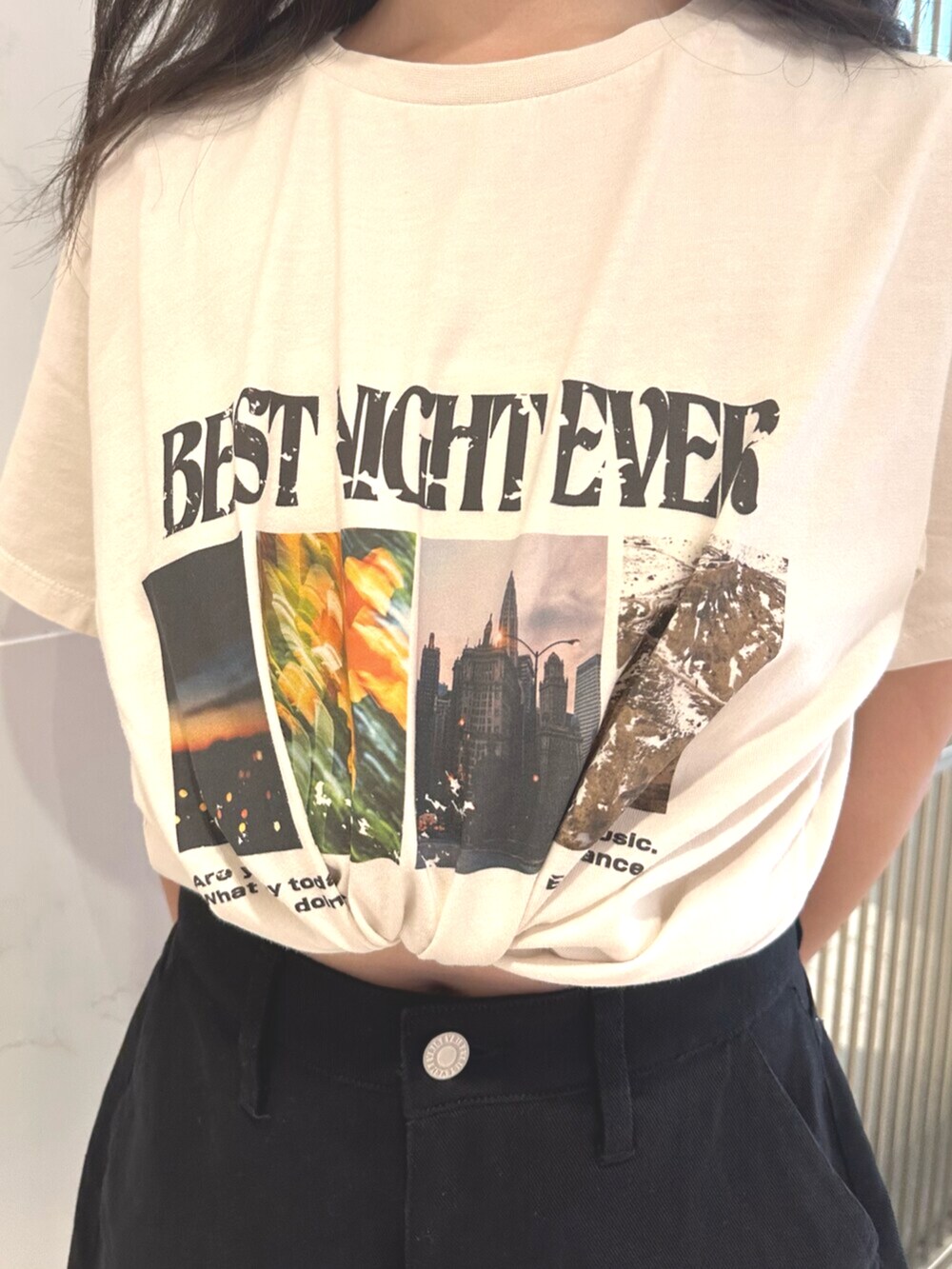 ブラック系のサンダル、ブラック系のその他パンツ、ホワイト系のTシャツ/カットソーを着用したレディースの夏コーディネートの6枚目の写真