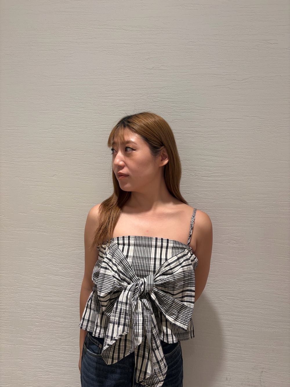 その他のキャミソール、ブルー系のデニムパンツ、シルバー系のサンダルを着用したレディースの夏コーディネートの4枚目の写真