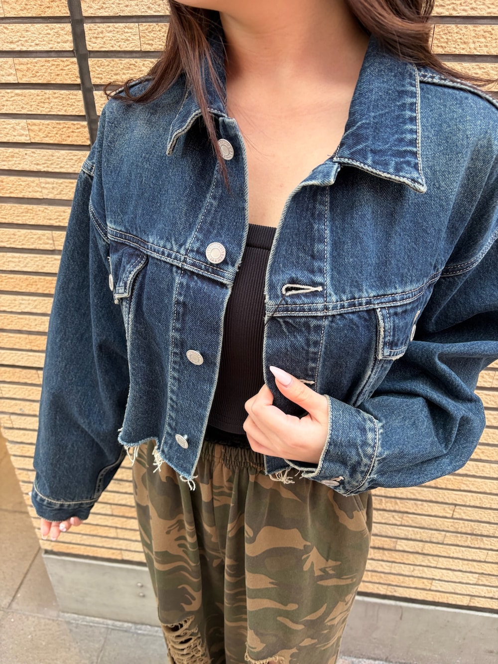 その他のスウェットパンツ、ブルー系のデニムジャケット、ブラック系のブーツを着用したレディースの冬コーディネートの5枚目の写真