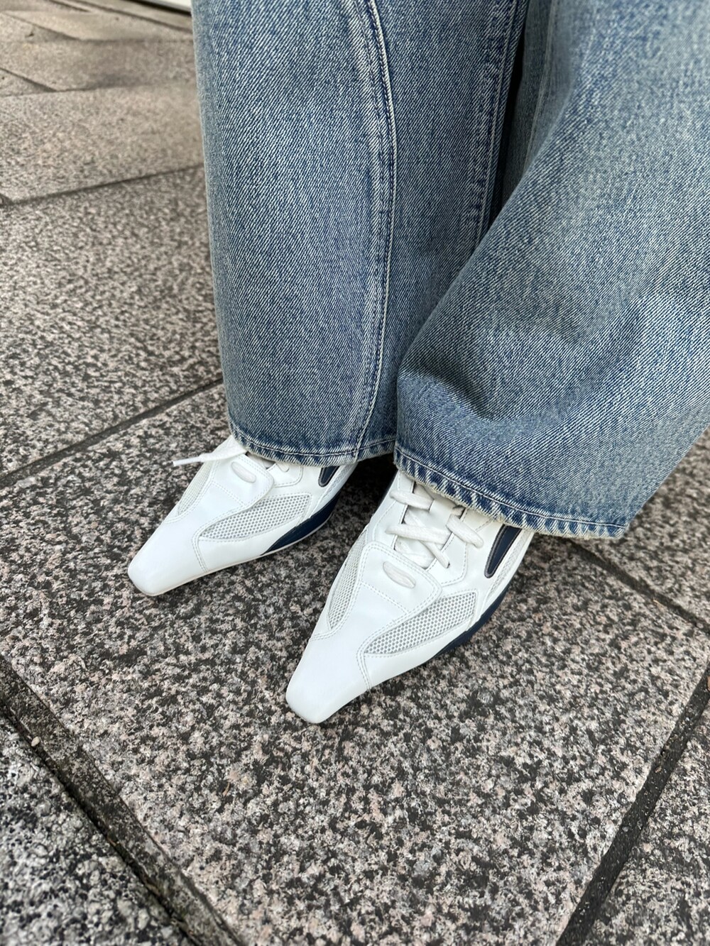 グレー系のカーディガン/ボレロ、ブルー系のデニムパンツを着用したレディースの冬コーディネートの10枚目の写真