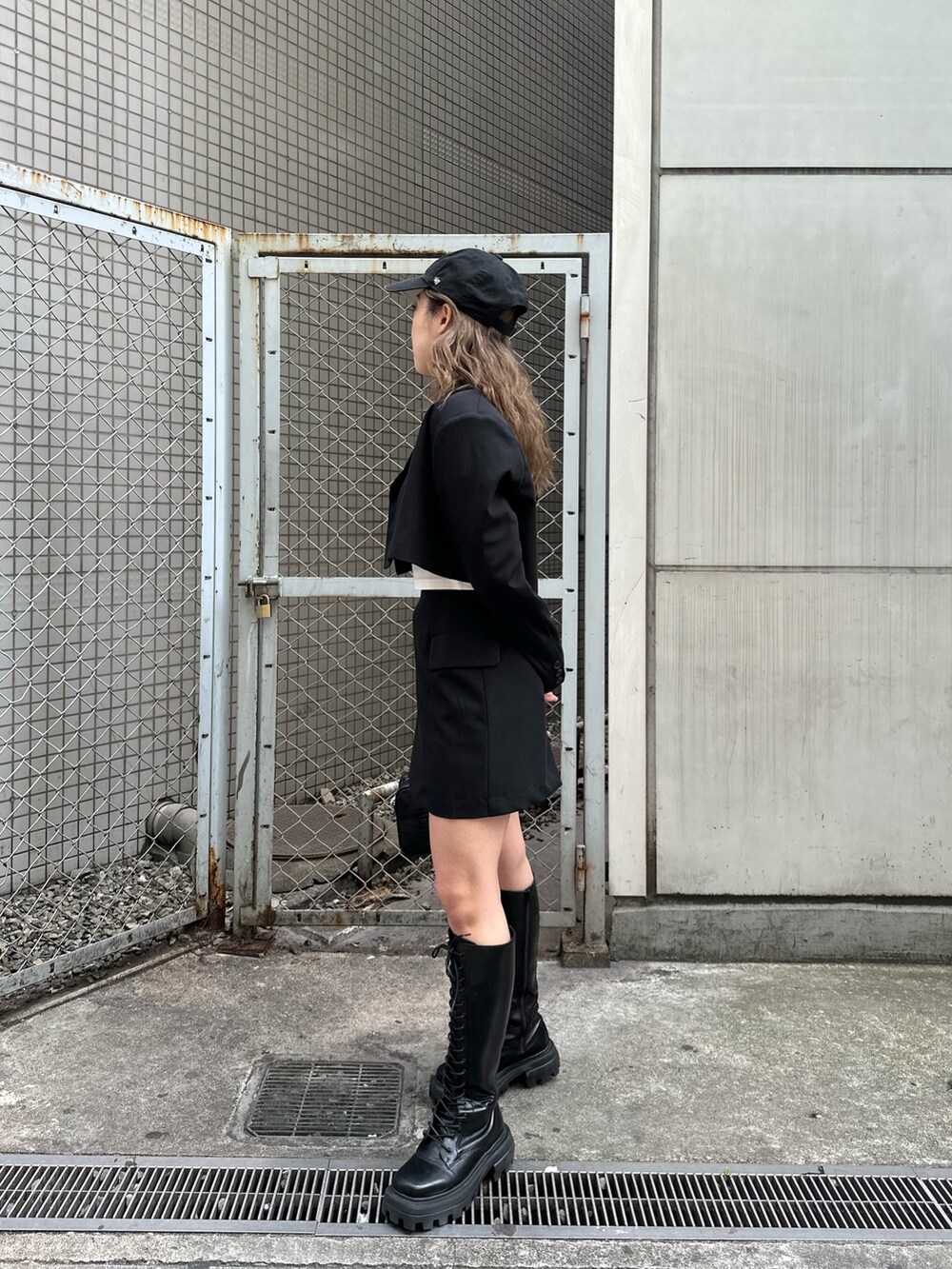 ホワイト系のTシャツ/カットソー、ブラック系のテーラードジャケット、ブラック系のスカートを着用したレディースの春コーディネートの2枚目の写真