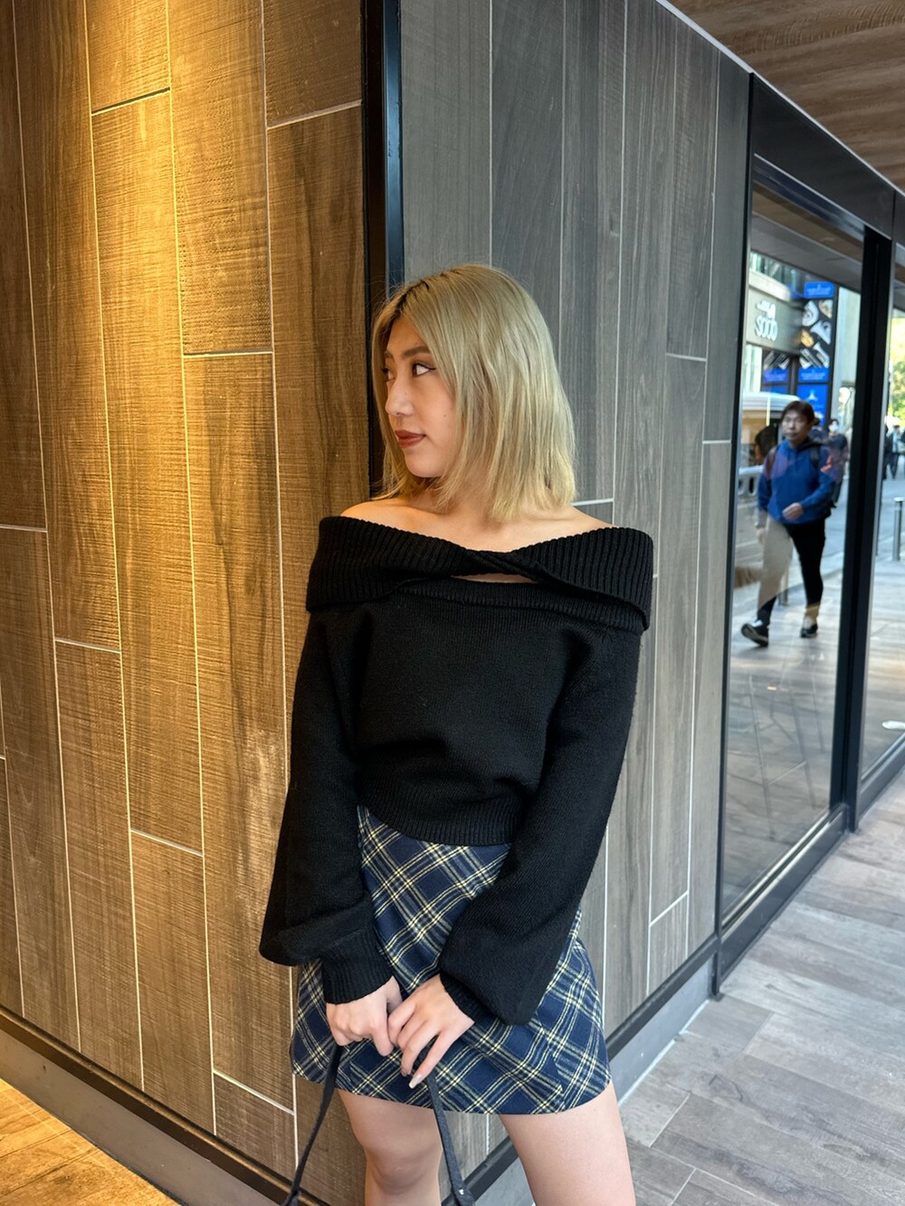 ブラック系のニット/セーター、その他のブーツ、ブラック系のハンドバッグを着用したレディースの秋コーディネートの6枚目の写真