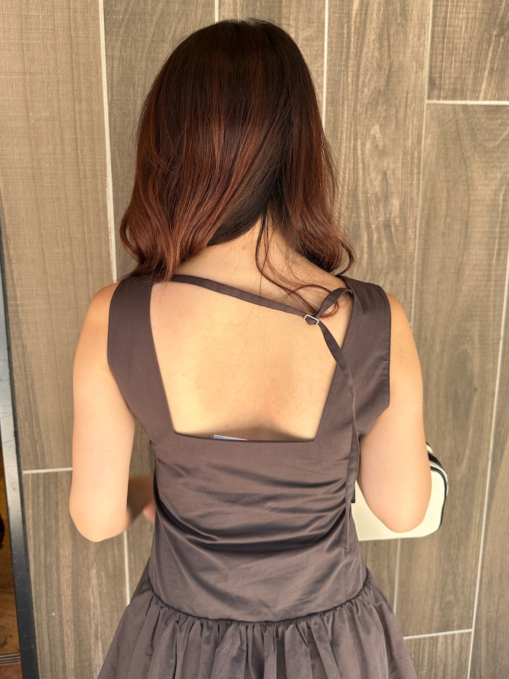 グレー系のワンピース、ホワイト系のショルダーバッグ、ブラック系のブーツを着用したレディースの夏コーディネートの7枚目の写真