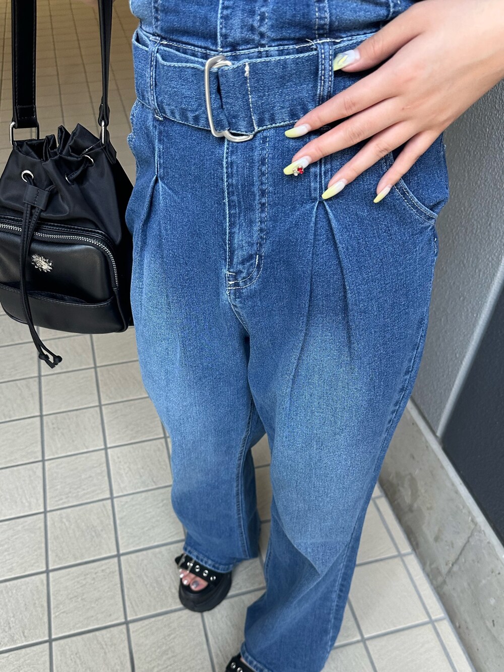 ブルー系のつなぎ/オールインワン、ブラック系のサンダル、ブラック系のショルダーバッグを着用したレディースの夏コーディネートの7枚目の写真