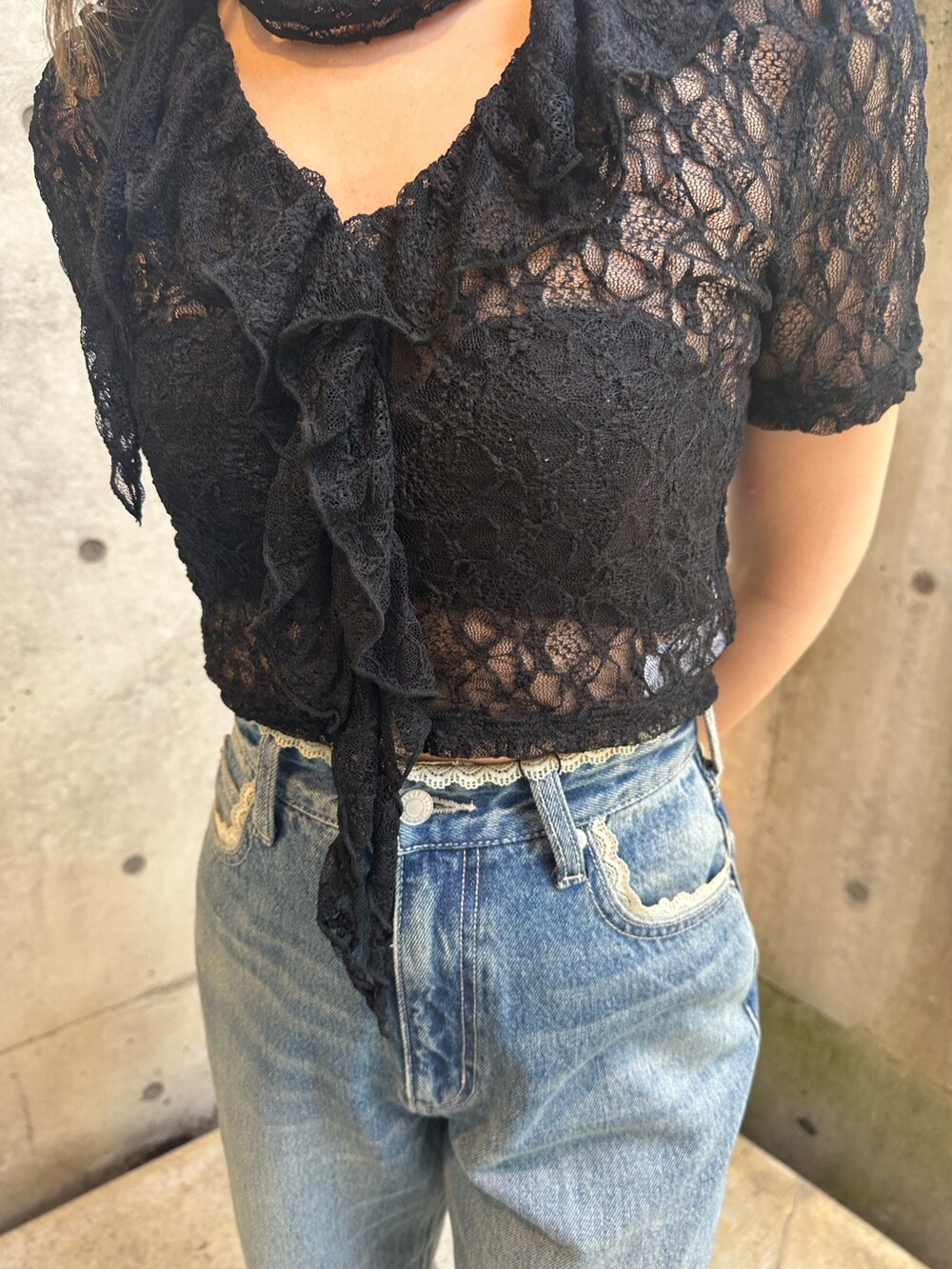 ブルー系のデニムパンツ、ブラウン系のブーツ、ブラック系のTシャツ/カットソーを着用したレディースの春コーディネートの6枚目の写真