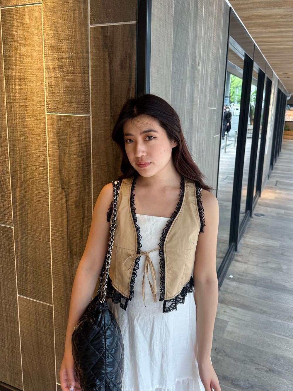 ホワイト系のワンピース、ベージュ系のシャツ/ブラウス、ブラック系のショルダーバッグを着用したレディースの夏コーディネートの4枚目の写真