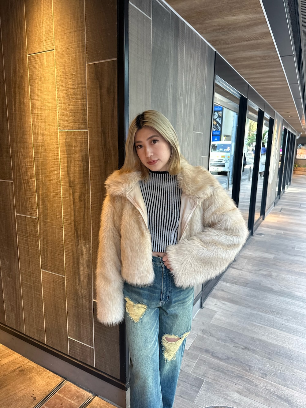 ベージュ系のブルゾン、その他のブーツ、ブルー系のデニムパンツを着用したレディースの冬コーディネートの5枚目の写真