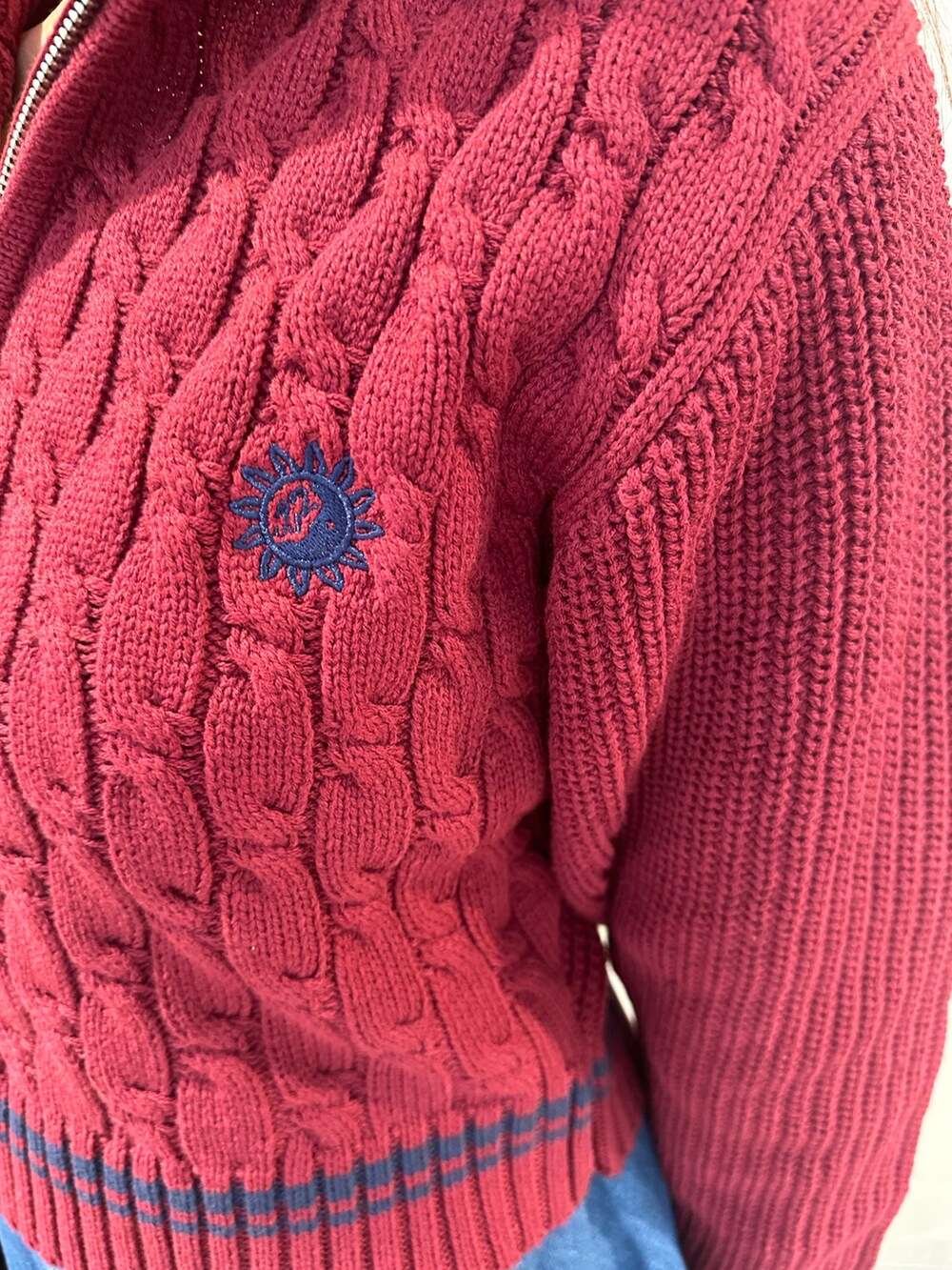 ブルー系のデニムスカート、レッド系のニット/セーター、その他のブーツを着用したレディースの夏コーディネートの6枚目の写真