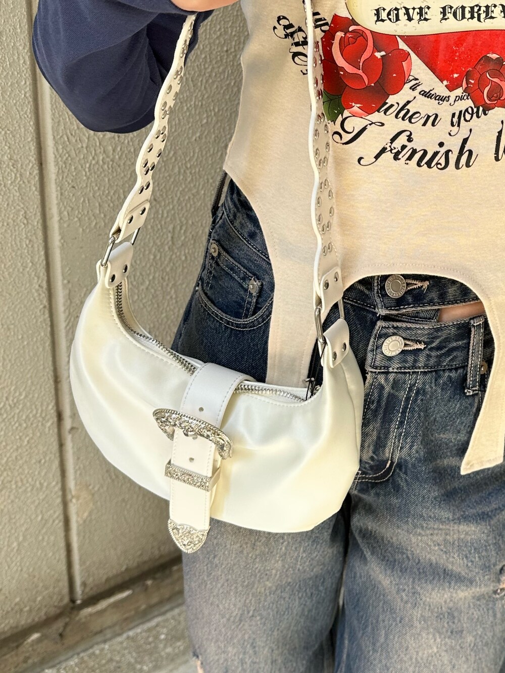 ブルー系のTシャツ/カットソー、ホワイト系のショルダーバッグ、ブルー系のデニムパンツを着用したレディースの春コーディネートの7枚目の写真