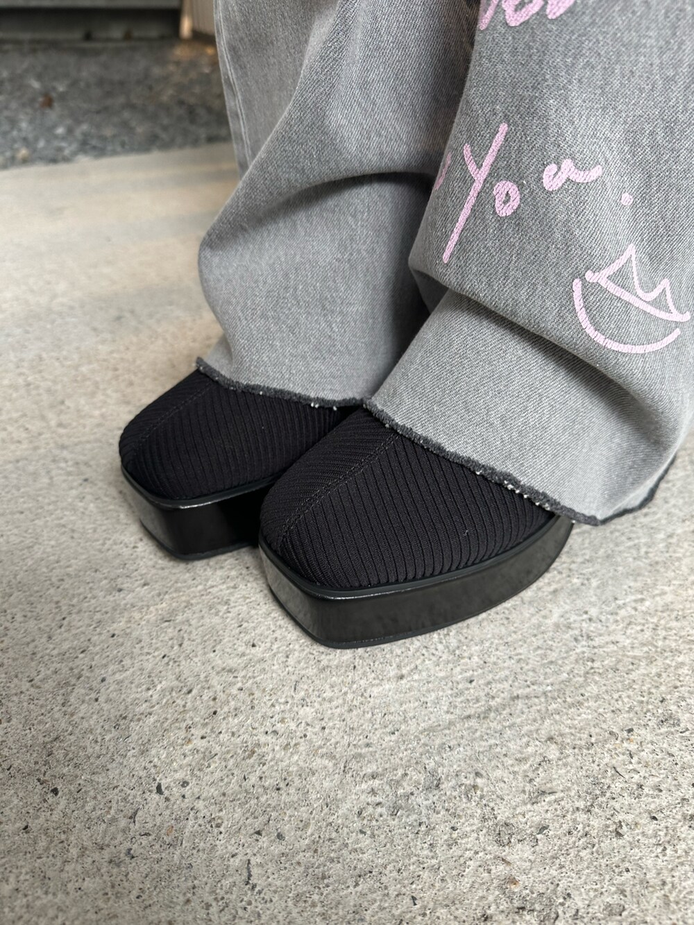 ブラック系のデニムパンツ、ブラック系のブルゾン、ブラック系のTシャツ/カットソーを着用したレディースの冬コーディネートの9枚目の写真