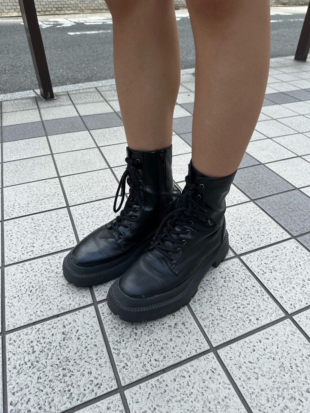 グレー系のTシャツ/カットソー、ブラック系のハンドバッグ、ブラック系のブーツを着用したレディースの夏コーディネートの7枚目の写真