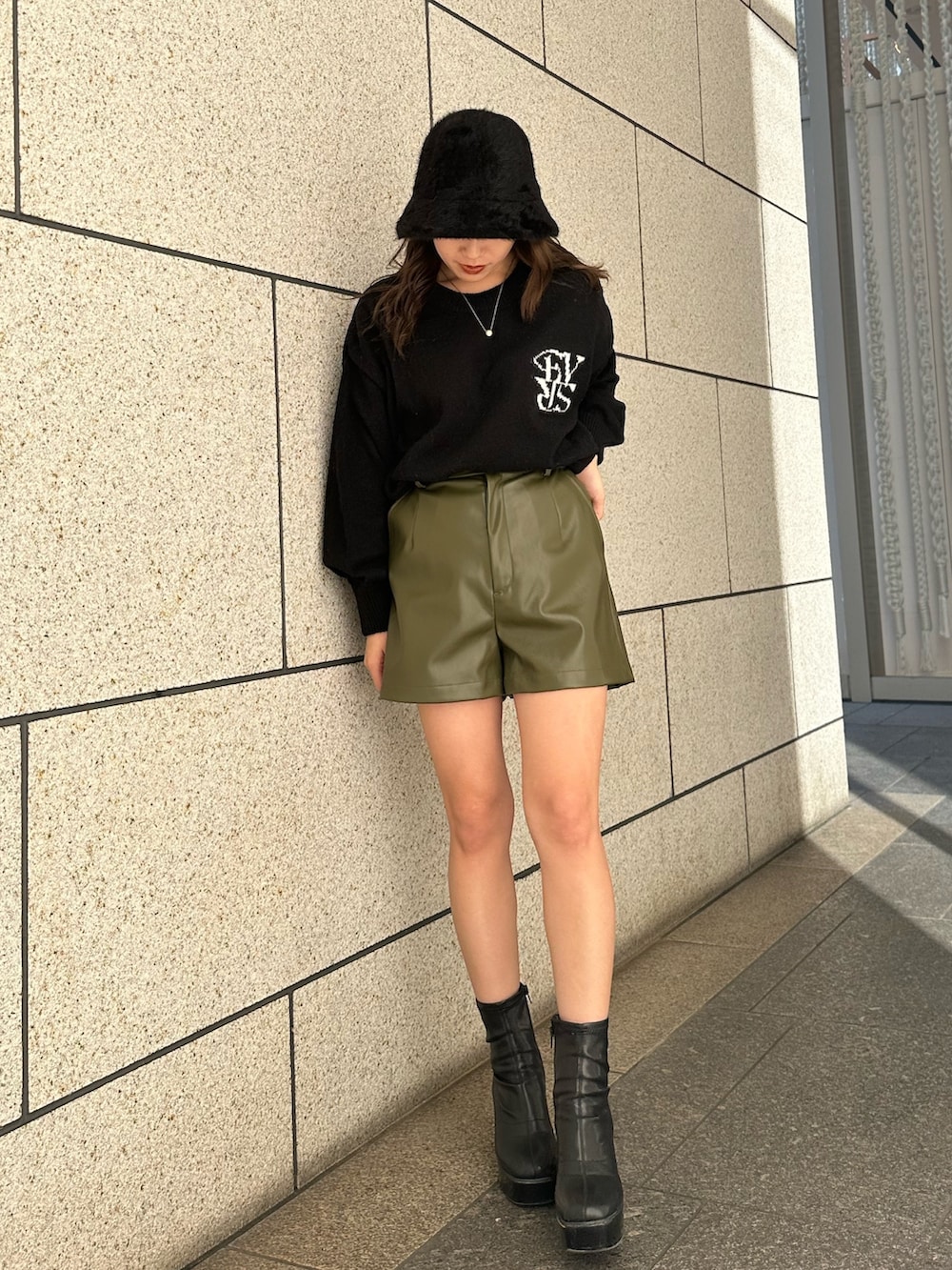 グリーン系のその他パンツ、ブラウン系のムートンコート、ブラック系のブーツを着用したレディースの秋コーディネートの3枚目の写真